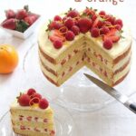 Tranche de gâteau aux fraises moelleux parfumé à l'orange et vanille