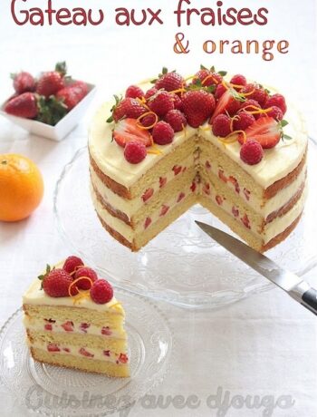 Tranche de gâteau aux fraises moelleux parfumé à l'orange et vanille