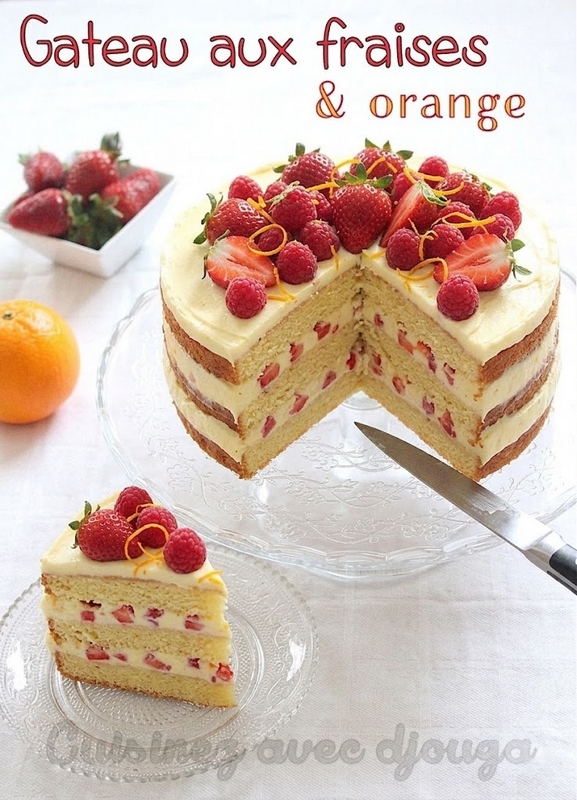 Tranche de gâteau aux fraises moelleux parfumé à l'orange et vanille