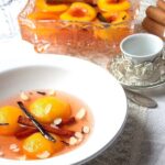 Peches pochées au sirop et épices