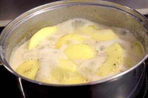 cuire les pommes dans le sirop de sucre beurre eau vanille