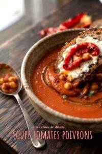 Pain trempé dans soupe de tomates et poivrons veloutée