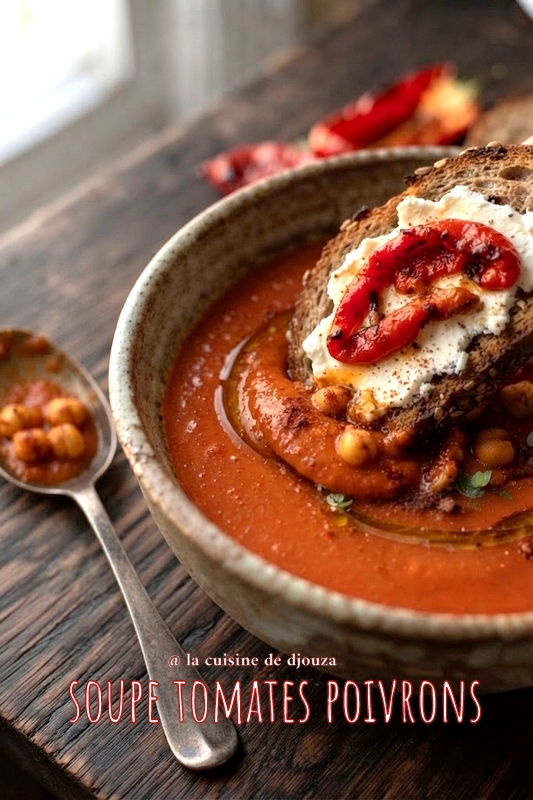 Pain trempé dans soupe de tomates et poivrons veloutée