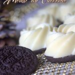 Mousse au chocolat au lait sur sa coque chocolat blanc et biscuit oreo