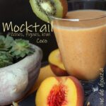 Mocktail de fruits frais sans alcool pêches figues kiwi et lait de coco