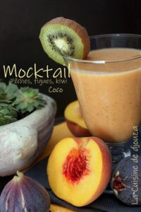 Mocktail de fruits frais sans alcool pêches figues kiwi et lait de coco