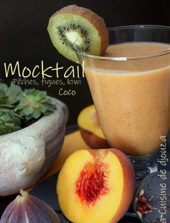 Mocktail de fruits frais sans alcool pêches figues kiwi et lait de coco