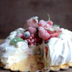 Meringue la coupe avec la crème