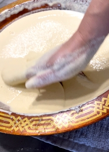 Travail de la pâte à baghrir