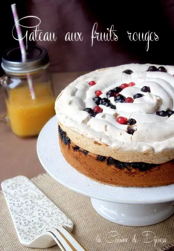 Gâteau moelleux fruité avec meringue