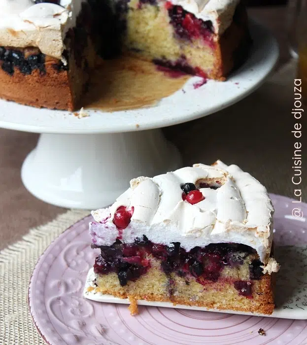 Coupe du gâteau moelleux meringué aux fruits rouge