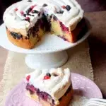 Gâteau moelleux aux fruits rouges meringué