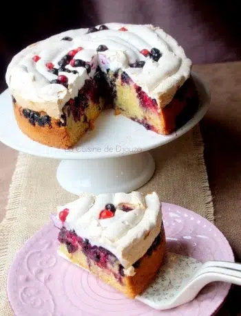 gâteau léger au fruit rouges surmonté de meringue