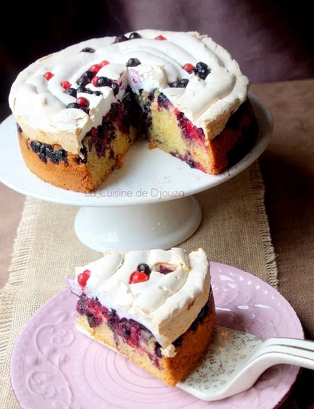 Part de gâteau moelleux aux fruits rouges et meringue