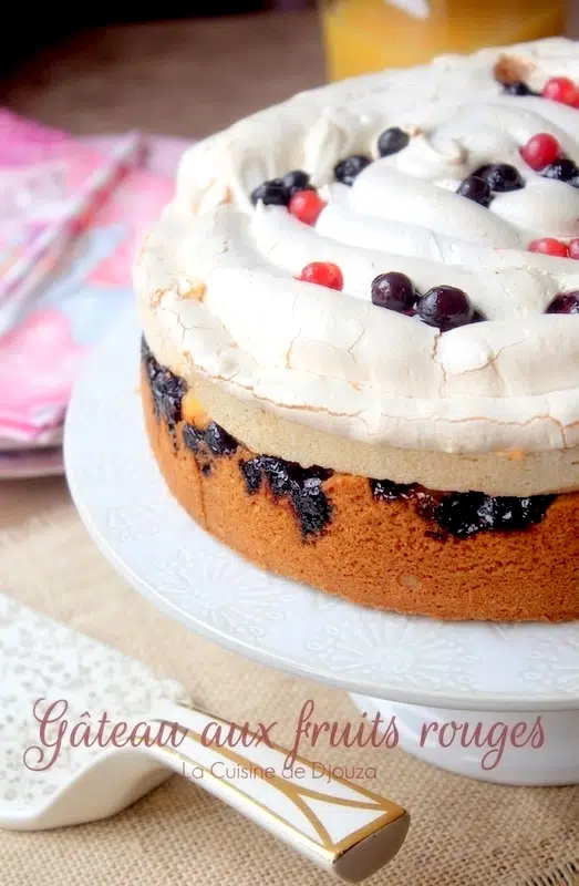 Gâteau moelleux aux fruits rouges et meringuée