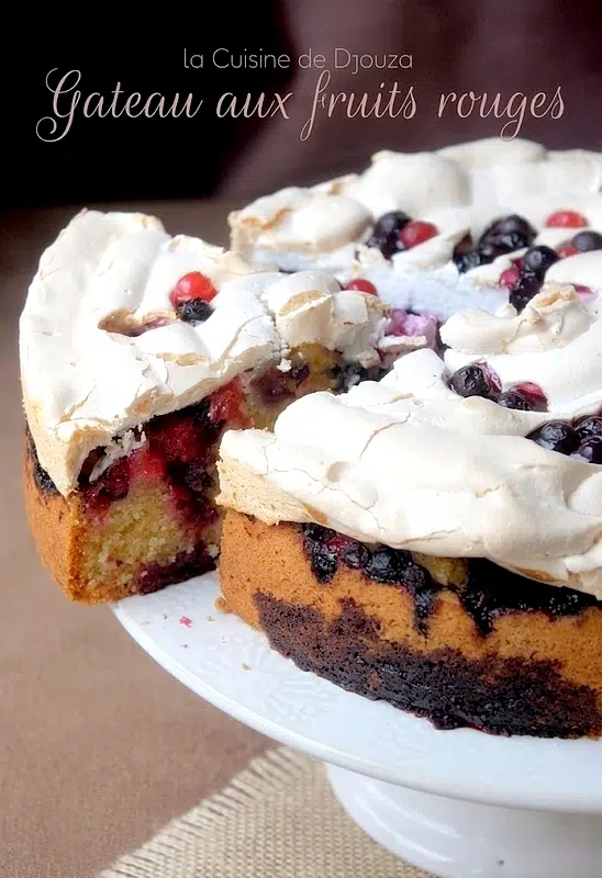 Gâteau moelleux aux fruits rouges et meringuée