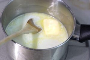 mélangez le lait le sucre et le beurre