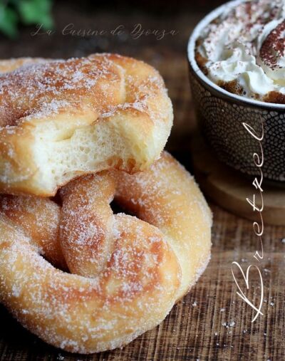Petits beignets bretzel au sucre