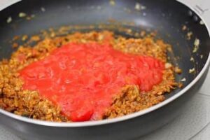 Versez les tomates concassées