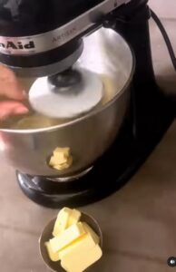 Ajouter le beurre dans la la brioche torsadée
