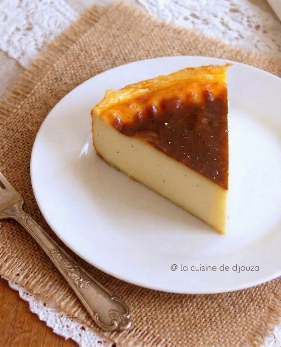 Gros plan sur une part de flan pâtissier sans pâte à la vanille