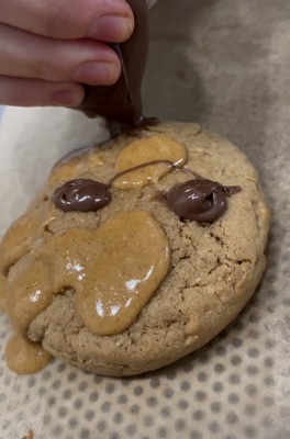 Cookies débordant de praliné, pâte à tartiner façon cedric grolet