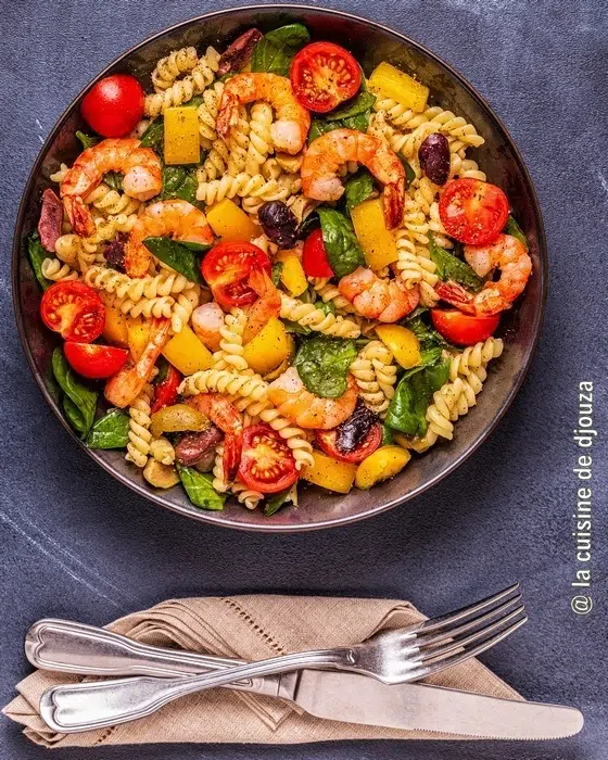 Salade de pates fusilli avec crevettes et légumes croquants