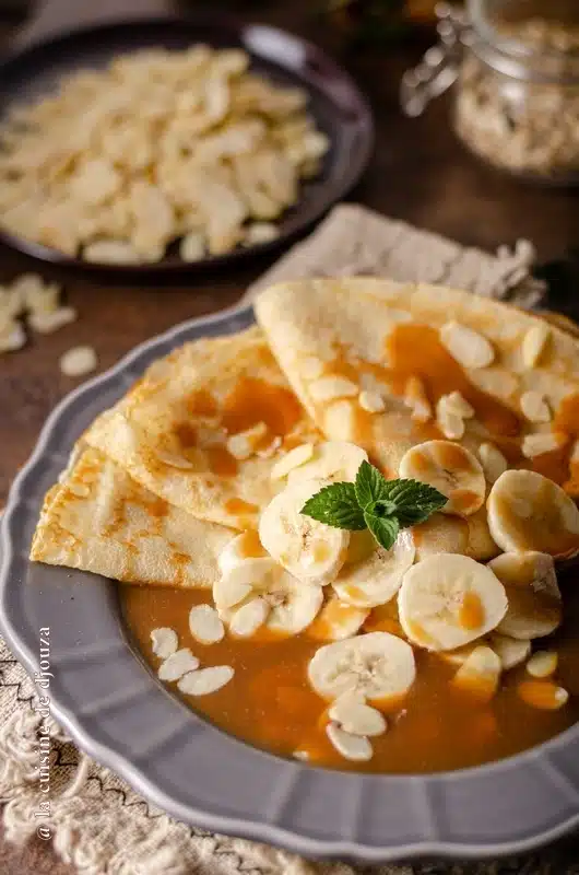 Crêpes au caramel beurre salé et bananes fraîches