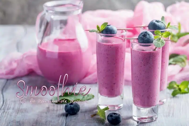 Délicieux smoothie en carafe aux myrtilles