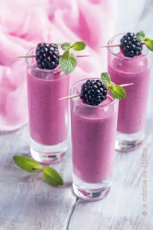 Smoothie sain aux fruits noirs