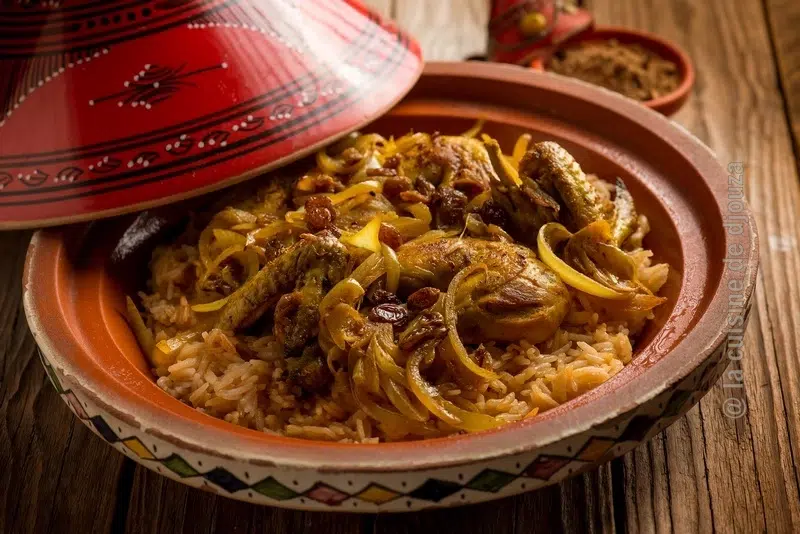 tajine marocain traditionnel au poulet et oignon