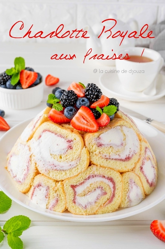 Charlotte aux fraises avec biscuits roulés