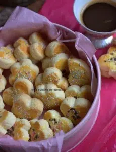 Gâteaux algériens halwat tabaa à l'importe pièce