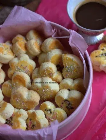 Gâteaux algériens halwat tabaa à l'importe pièce