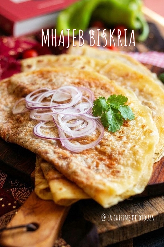 Mahjouba ou Mhajeb de Biskra servie chaude, crêpe ronde farcie aux légumes
