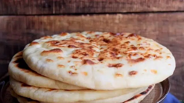 Pain au fromage super rapide sans levure et cuit à la poêle
