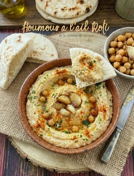 Vue de dessus d'un houmous traditionnel revisité à l'ail rôti