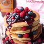 délicieuses pancakes à l'ancienne aux fruits rouges
