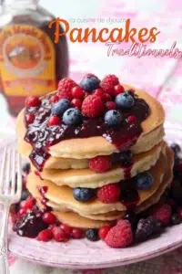 délicieuses pancakes à l'ancienne aux fruits rouges