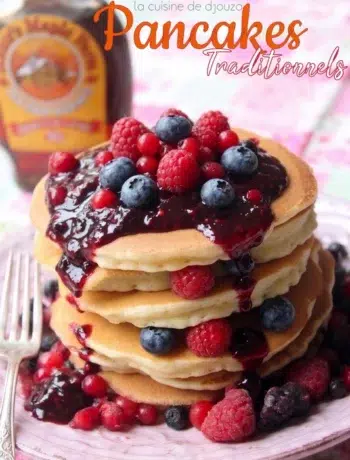 délicieuses pancakes à l'ancienne aux fruits rouges