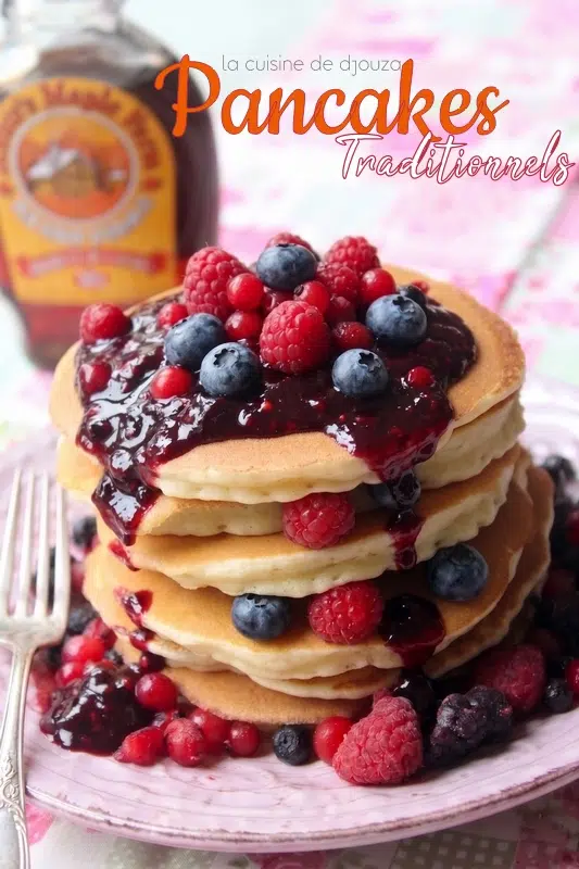 délicieuses pancakes à l'ancienne aux fruits rouges
