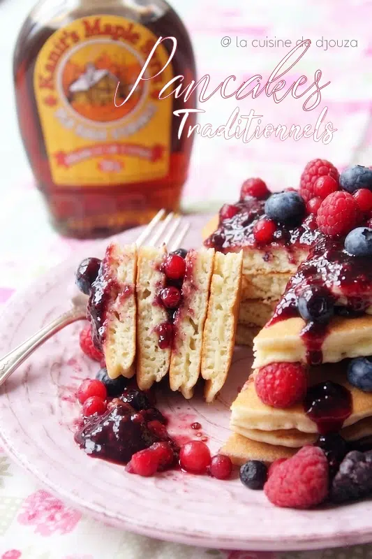 Pancakes maison aux fruits rouges épaisses et faciles