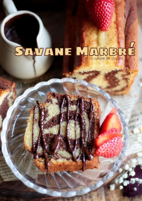 part de cake marbré nappée de chocolat fondu texture moelleuse