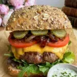 délicieux burger viande cornichons cheddar oignons confits