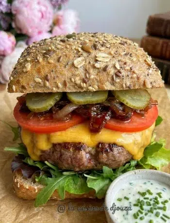 délicieux burger viande cornichons cheddar oignons confits