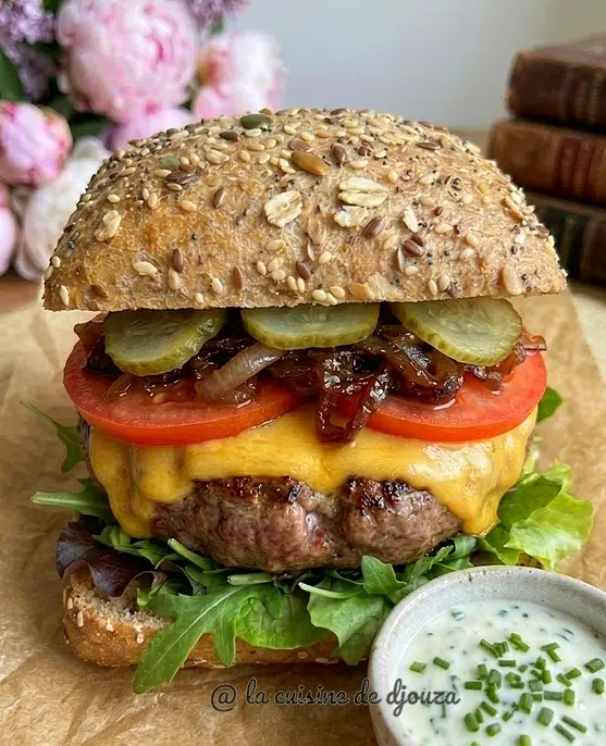 délicieux burger viande cornichons cheddar oignons confits