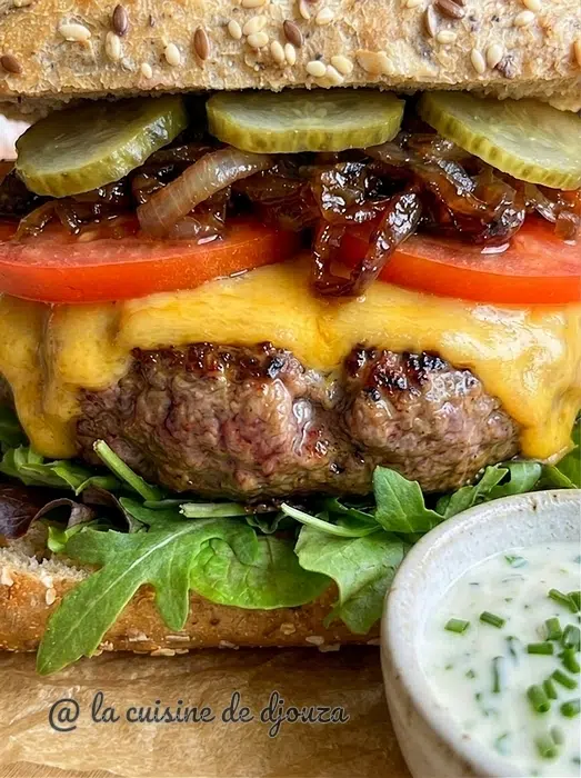 Garniture burger aux oignons confits et cornichons maison