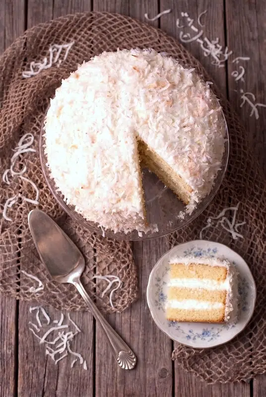Part de gateau moelleux à la crème coco