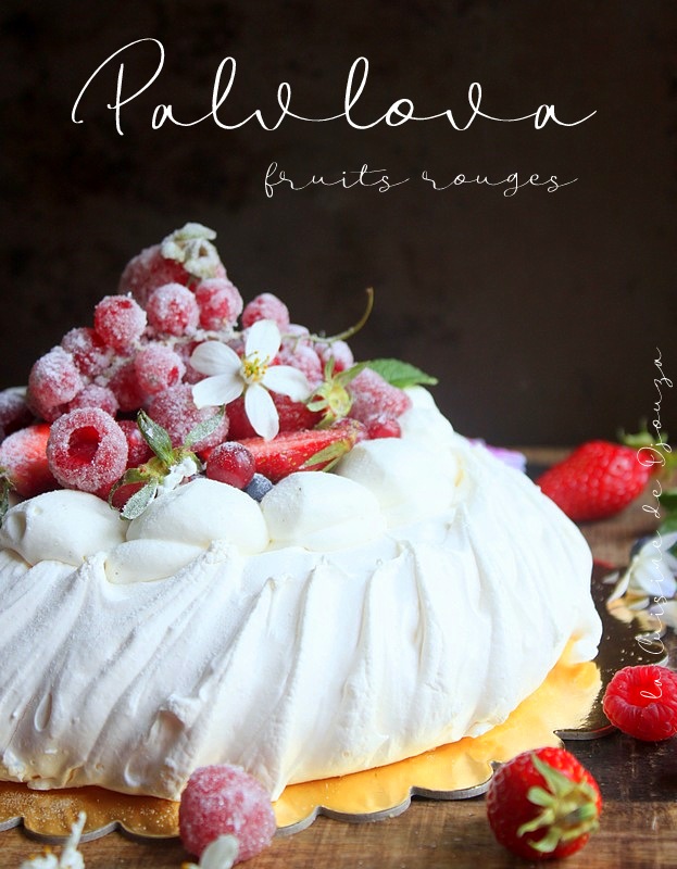 Pavlova à la meringue française et aux fruits rouges
