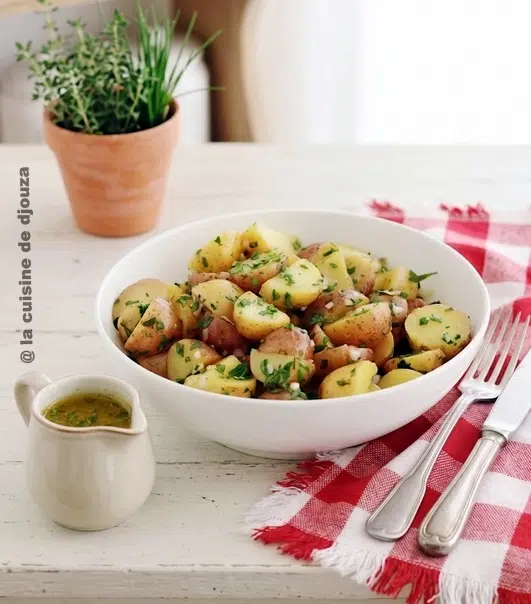 plat de salade de pommes de terre sauce vinaigrette
